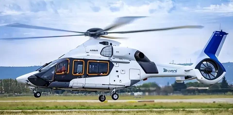 1月2日，巴西海岸附近，一架空客H160直升机在执行近海运输任务时，突然遭遇强烈