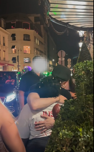 王嘉尔亲吻粉丝王嘉尔 好响亮的吧唧一声！！！我直接噶吧一下！！！ 