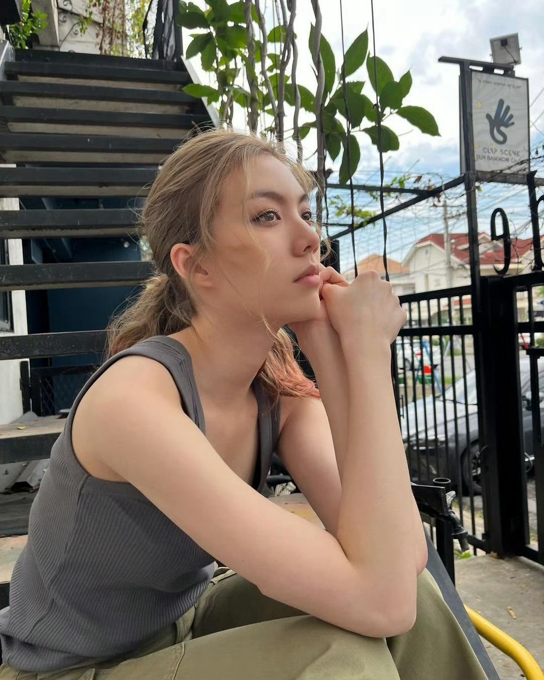 腿长一米八屋顶工今晚来我家修屋顶… 