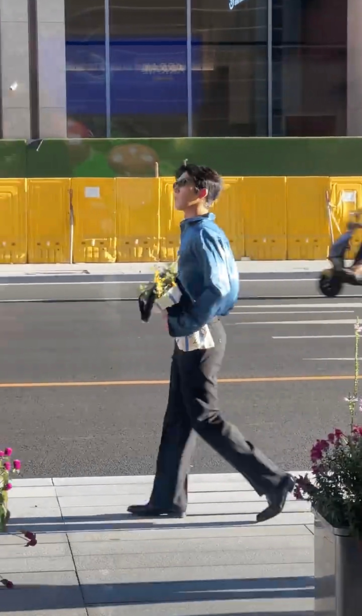 井柏然手里拿着狗尾巴草井柏然蓝色丝绸衬衫蓝色丝绸衬衫衬得整个人很有风度 ​​​