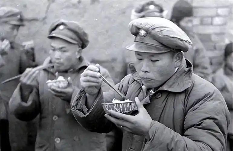 1948年，一个国民党士兵饿得受不了，跑到解放军要吃的，4个馒头下肚，他突然红着