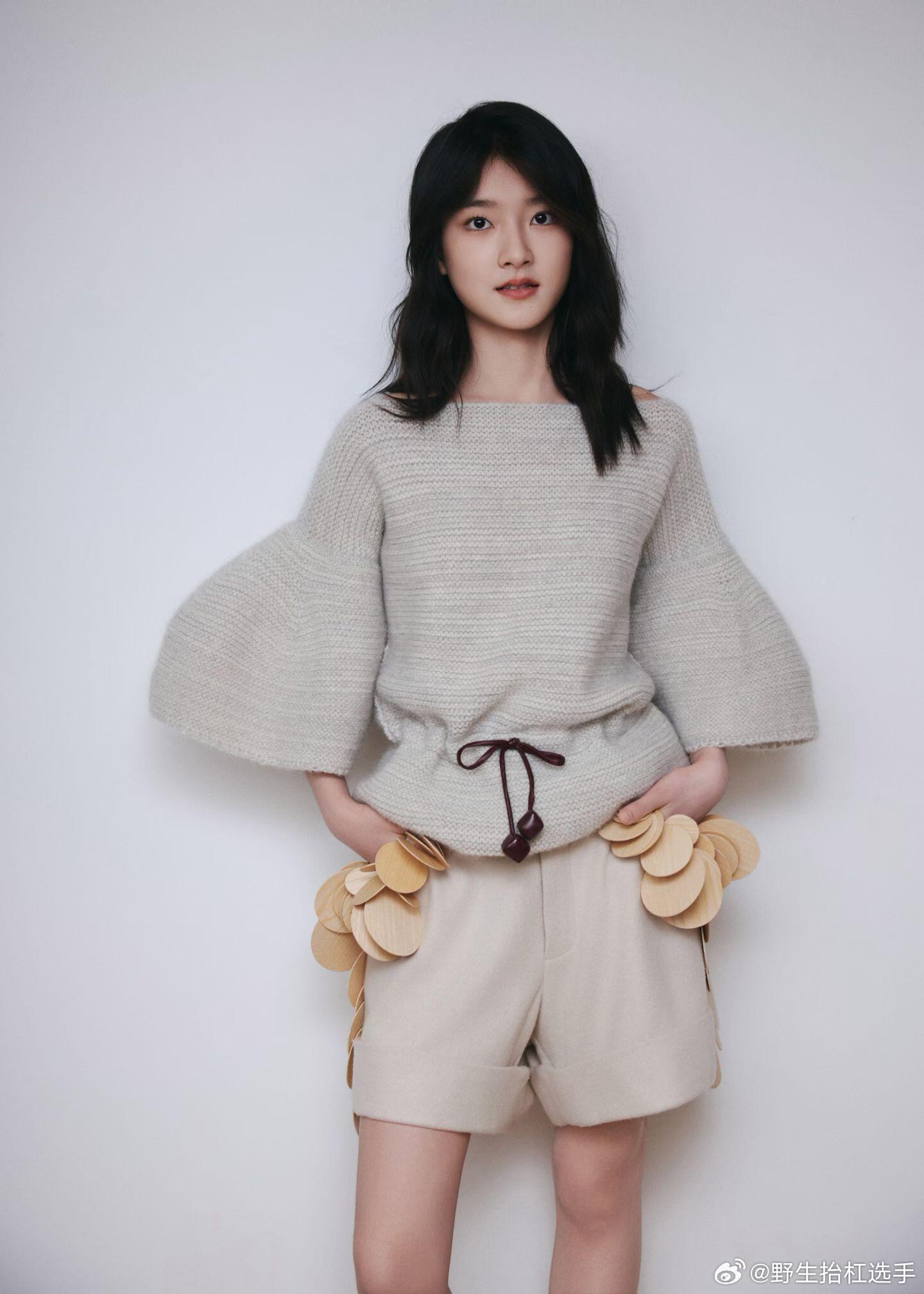 王圣迪好成熟王圣迪15岁出席活动，状态落落大方，果然真美女是没有生长尴尬期的！ 