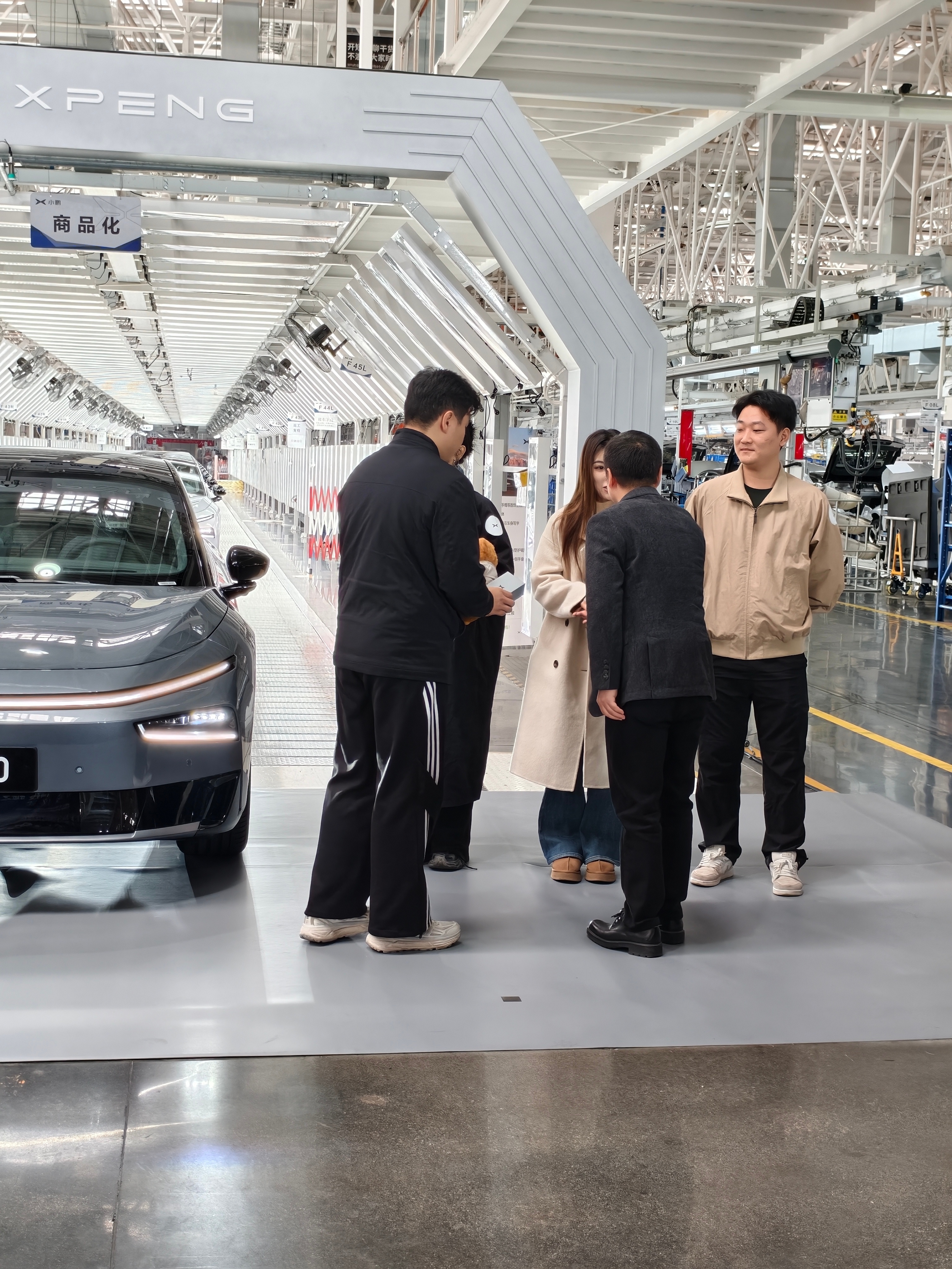 又是羡慕的一天，总亲自给她交付，这什么待遇啊小鹏P7+第100000台下线