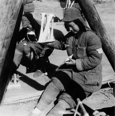 1941年一女八路在老乡家养病，却被贪心的邻居告了密，很快日军包围了老乡家，可他