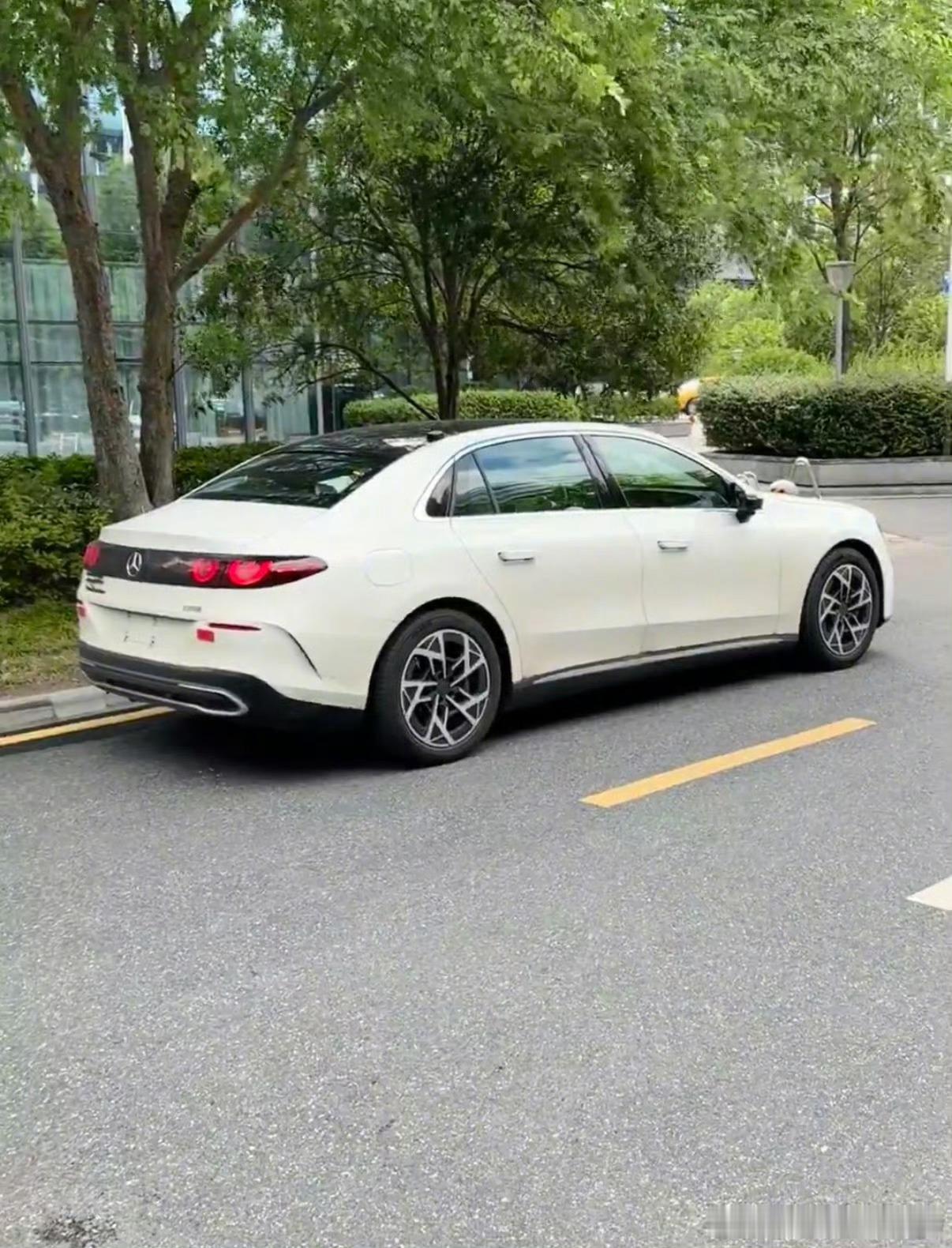 奔驰的纯电C级实车图曝光，怎么说呢。奔驰近几年的车没有那么一眼惊艳，但是过段时间