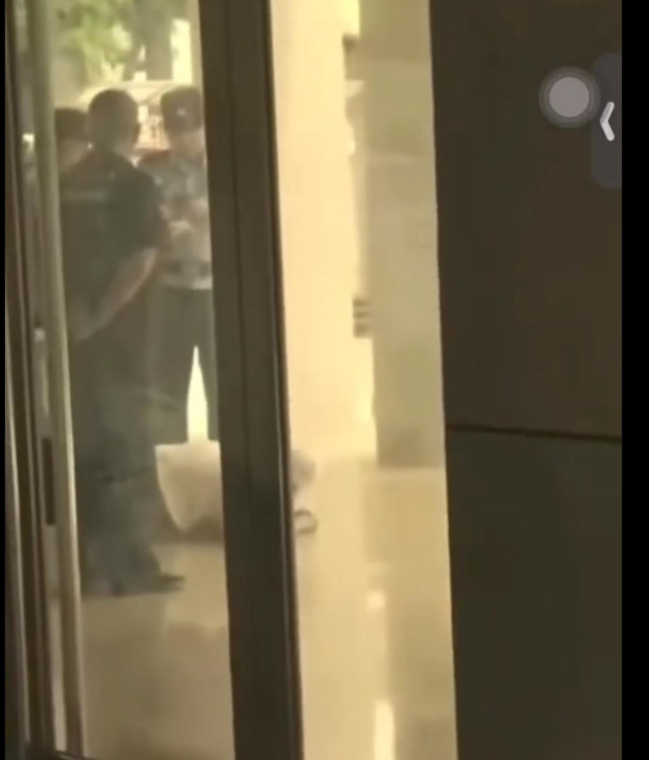 看到胧胧妈妈伤心的样子，

真的太让人揪心了。

有网友拍摄到，胧胧妈妈赶来后身