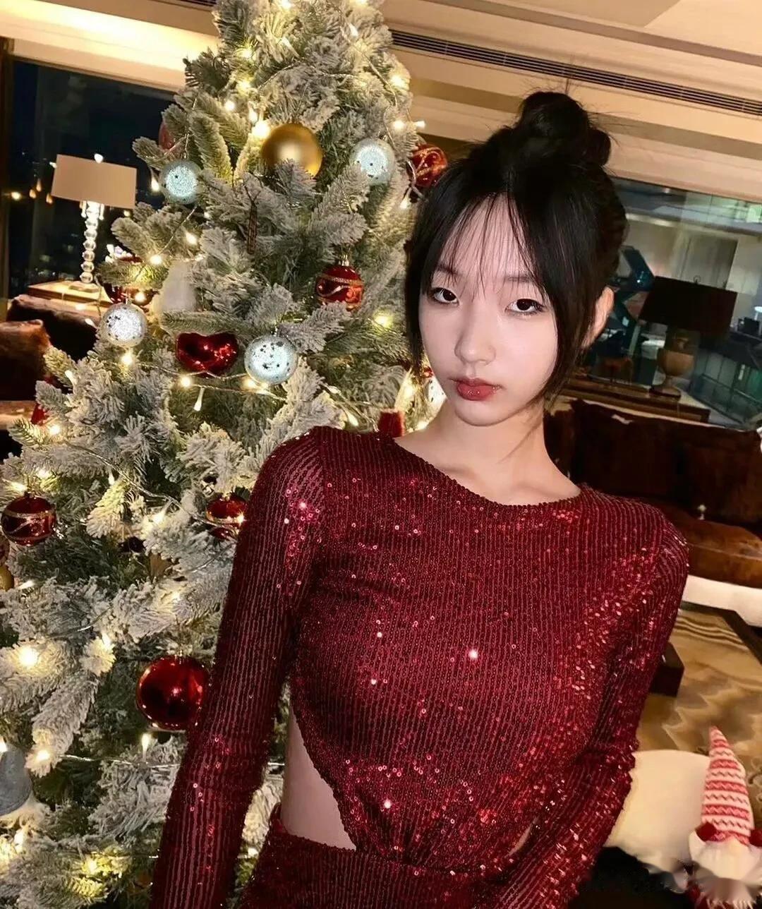 小S大女儿与二女儿的圣诞造型～二女儿美过大女儿，但两个女儿都没有美过小S。