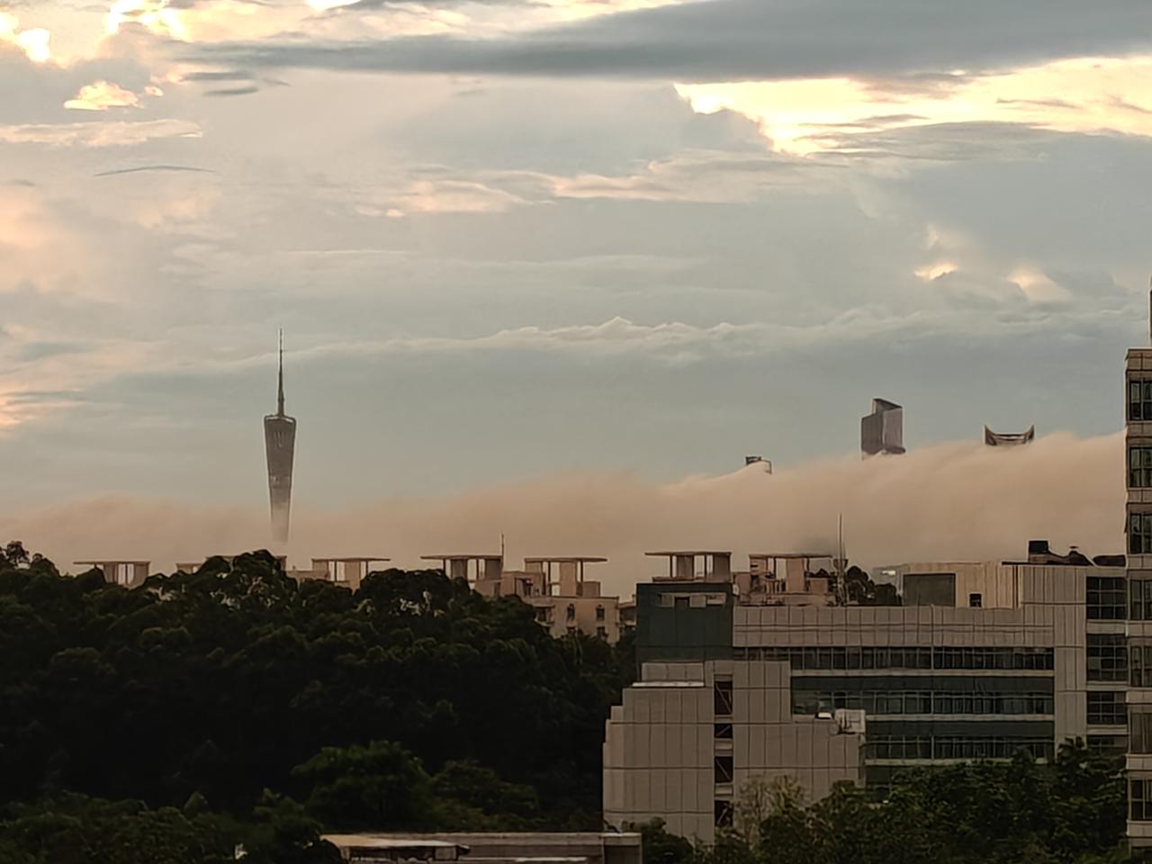 广州傍晚一场暴雨后的云上小蛮腰和珠江新城东西塔。