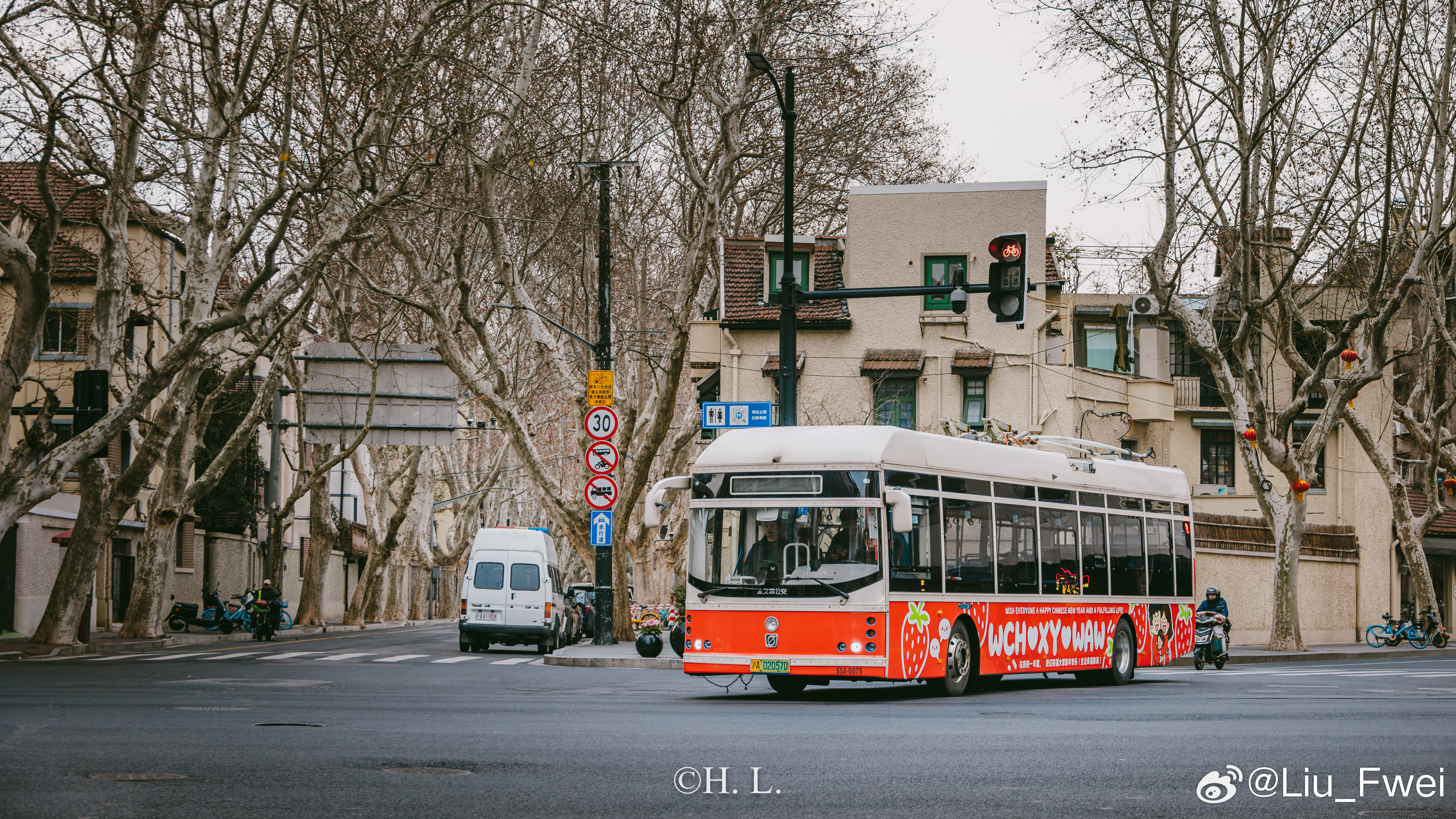 今天，投放的广告车作为特约车拍了一些广告片段。广告拍摄的主要地点为天平路淮海中路