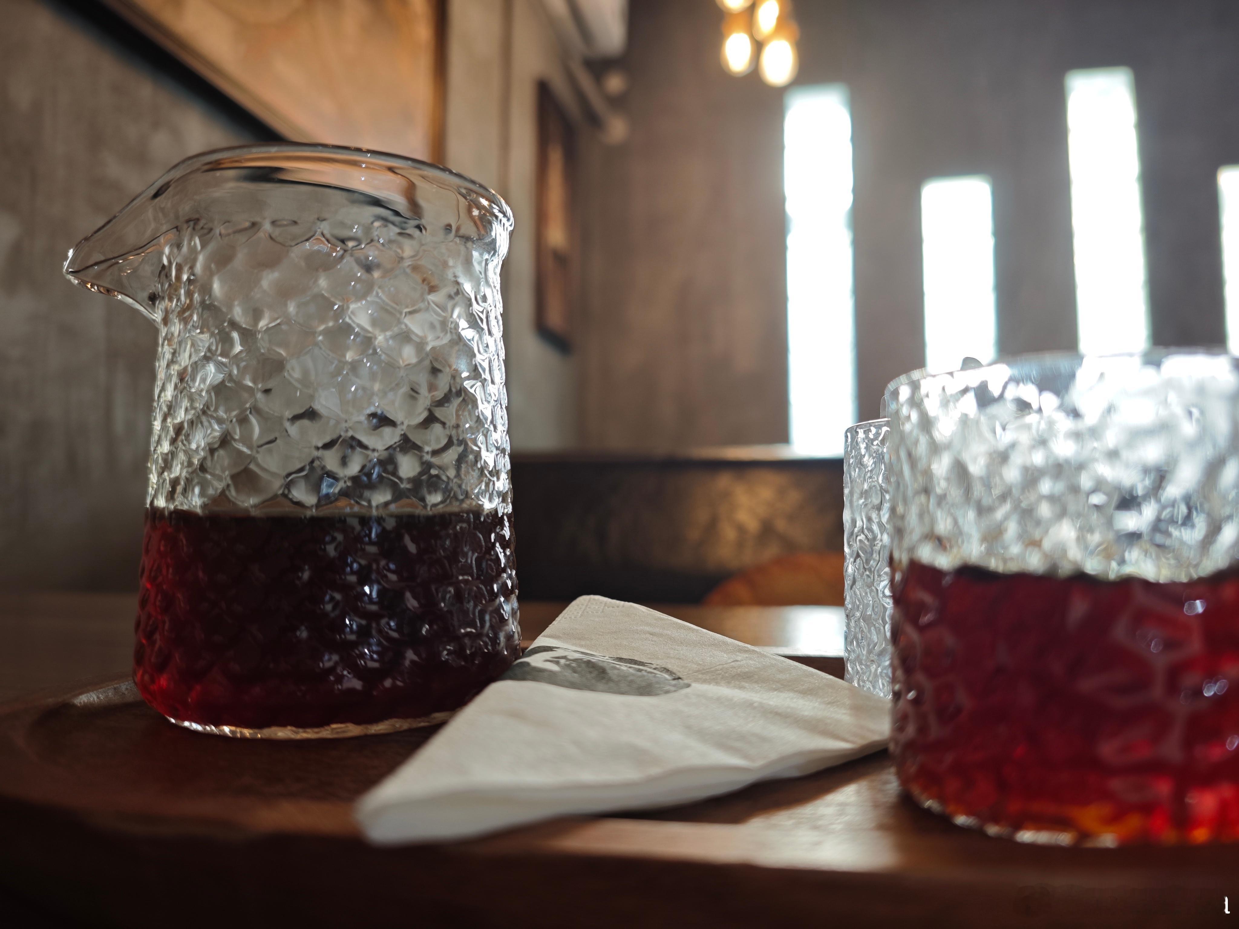 学校附近的爬山虎咖啡，路过了几次，今天监考间隙进来坐坐，手冲还不错。稍微有些太甜