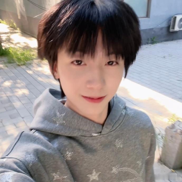 杨博文 学习机很少有少年能像杨博文一样清醒克制，主动舍弃碎片化娱乐，入住房间先翻