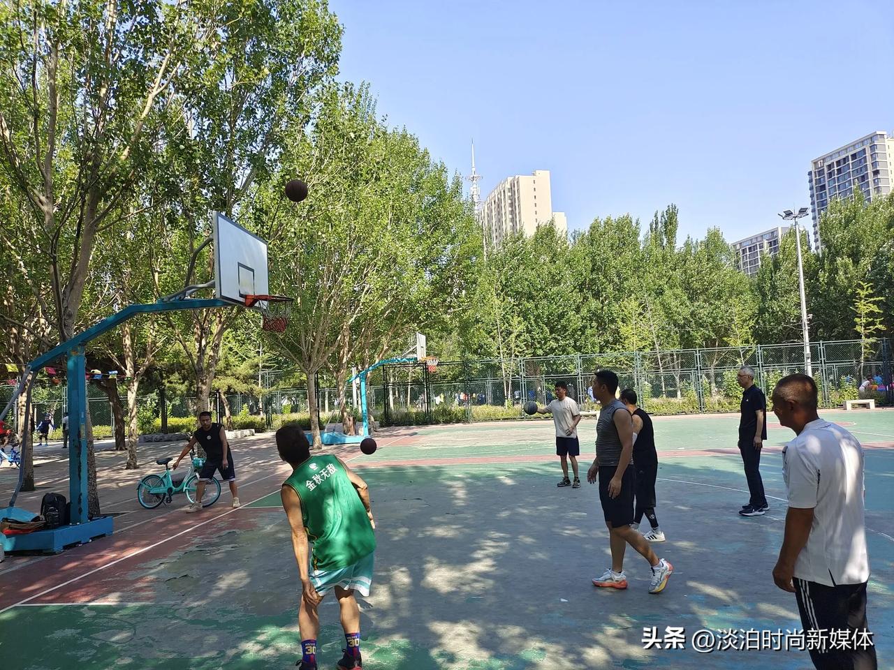 标题：业余篮球爱好者投篮不准的原因及解决方法
 
摘要：本文探讨了业余篮球爱好者