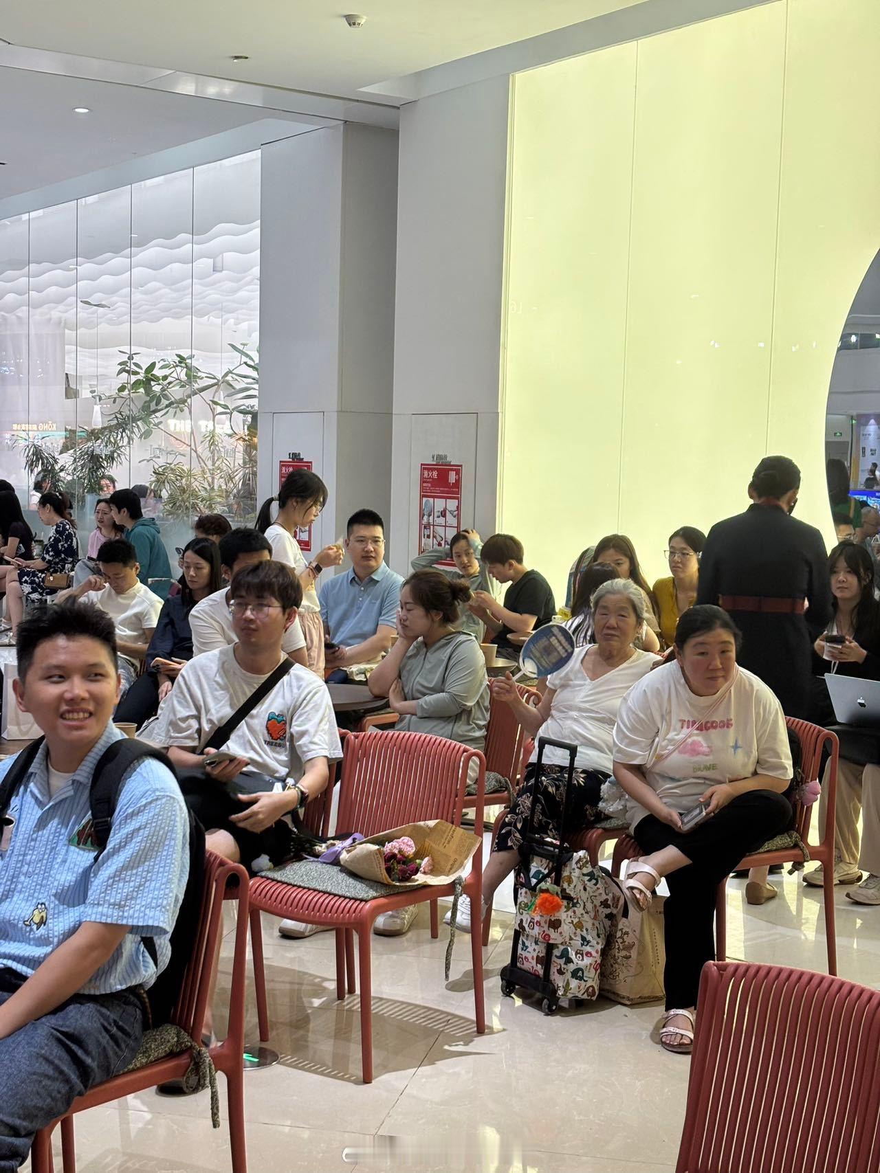 在北京为吃火锅能有多拼今年七夕，越来越多年轻人把浪漫仪式感迁移到烟火气满满的火锅