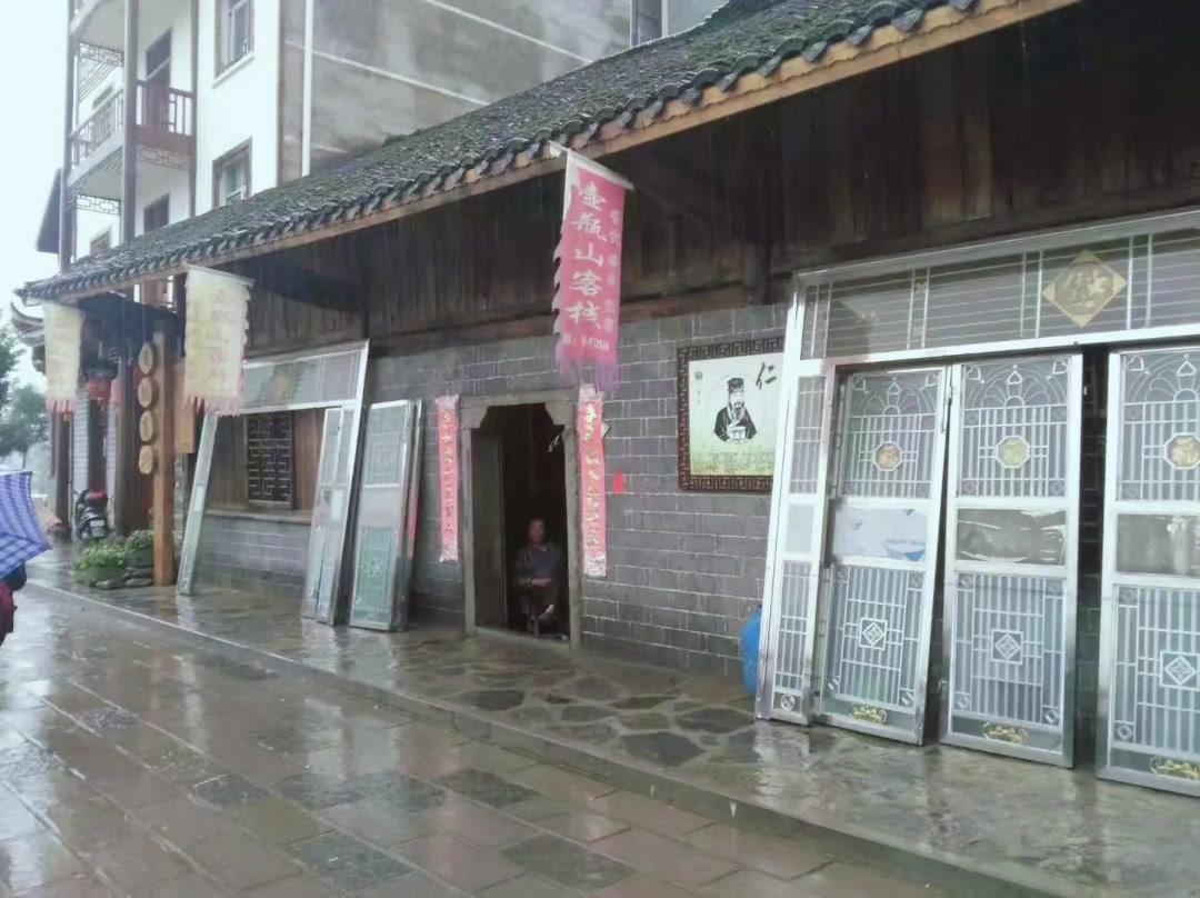 🌦️那年盛夏，我回到壶瓶山。阴雨绵绵中，临河老街浸在雾气里，青石板路被雨水浸透
