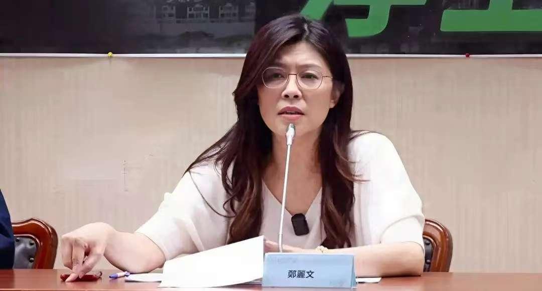 郑丽文回应美国绑架马杜罗，只说了几句话，就让赖清德心里彻底没了底。

据台媒“中