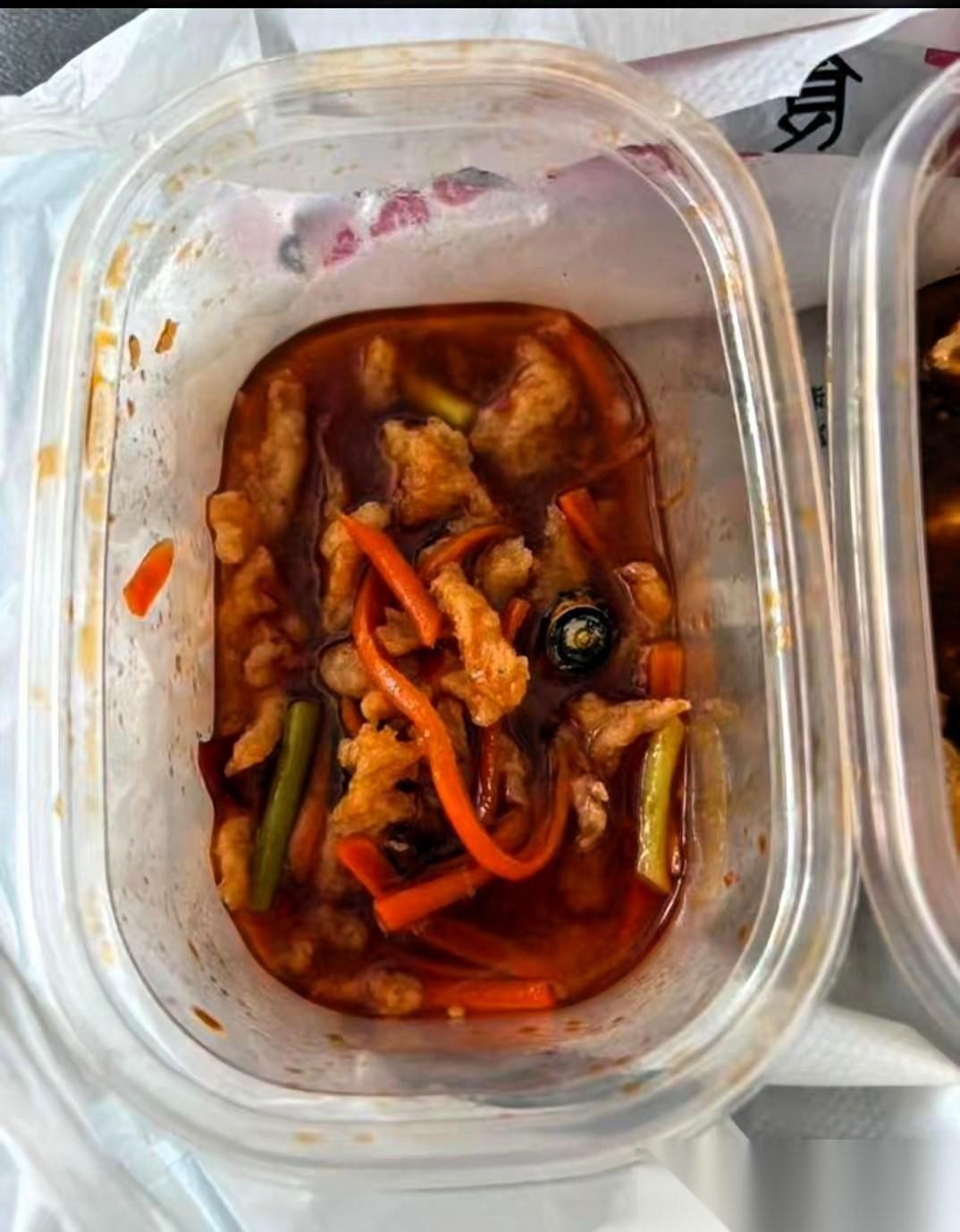 山西太原，女子在一家饭店点了一份外卖，边吃边看综艺，47分钟后，她嘴里吃出硬物，