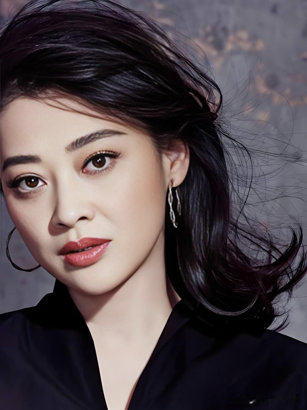 梅婷，岁月沉淀的优雅女神。从《不要和陌生人说话》到《父母爱情》，她用细腻演技诠释