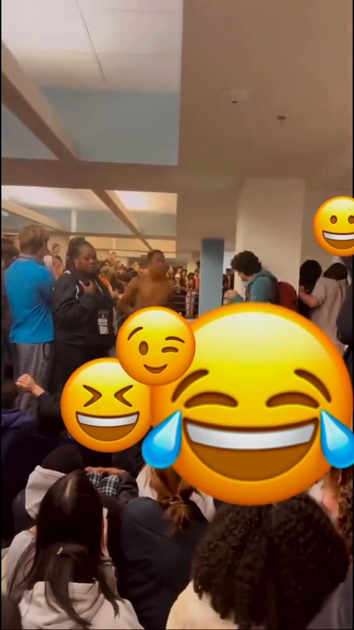 全场沸腾，激情四射，大部分人都戴了脸基尼。此时的我已经呆了，我真的感叹他们好鲜活