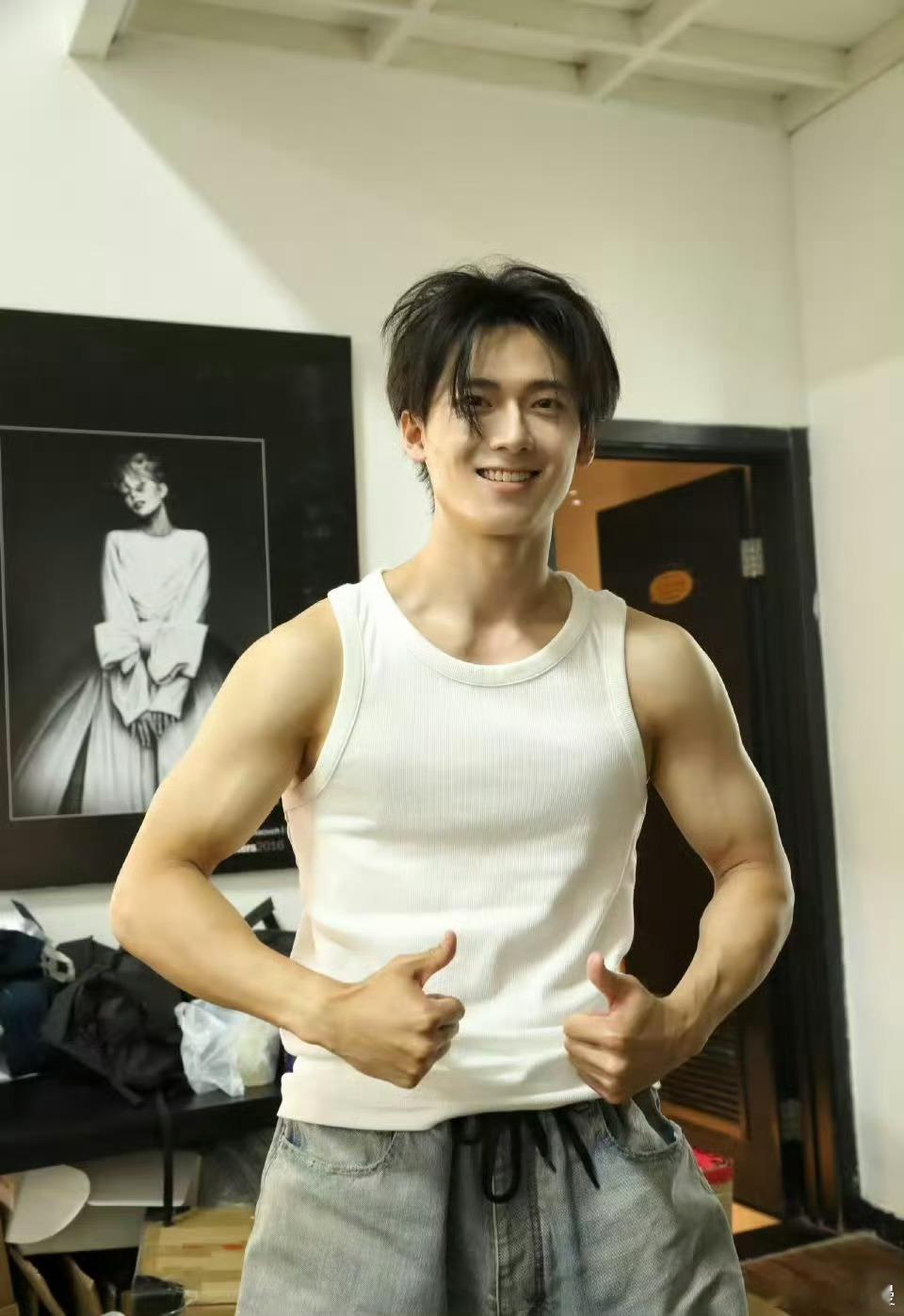 吴汉坤谁家美术生八块腹肌谁说美术生只会握笔？吴汉坤直接秀出八块腹肌，这反差感太绝