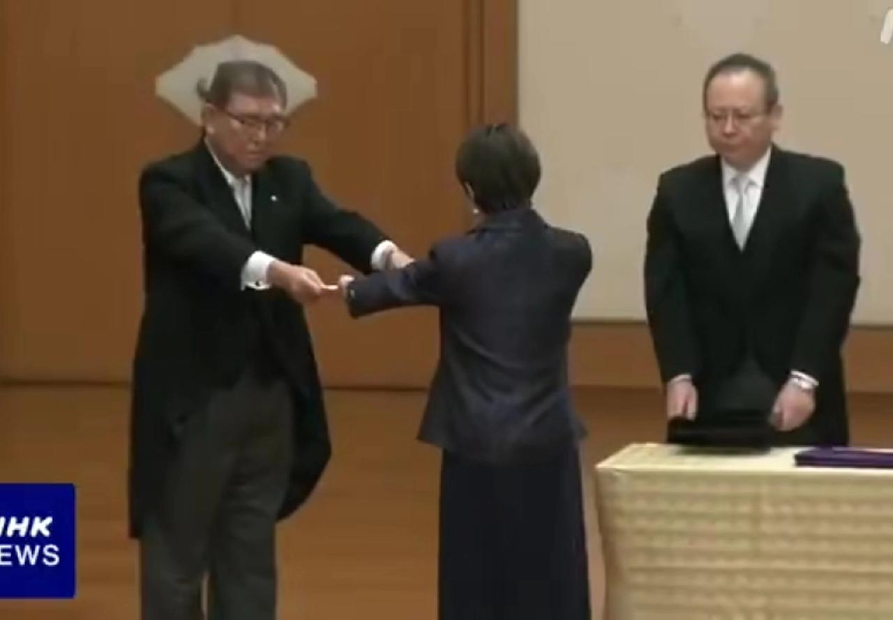 高市早苗就职仪式，朝见日本天皇，前首相石破茂也参加了，还有一名主持人，全场就四个