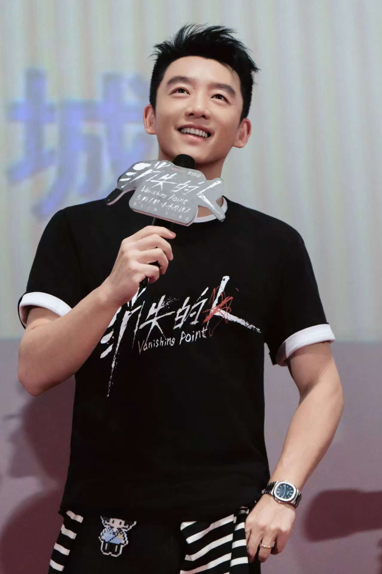 郑恺来了也得拍重庆落地签 郑恺打卡重庆落地签，骑摩托穿梭城市夜色，帅炸了！ 