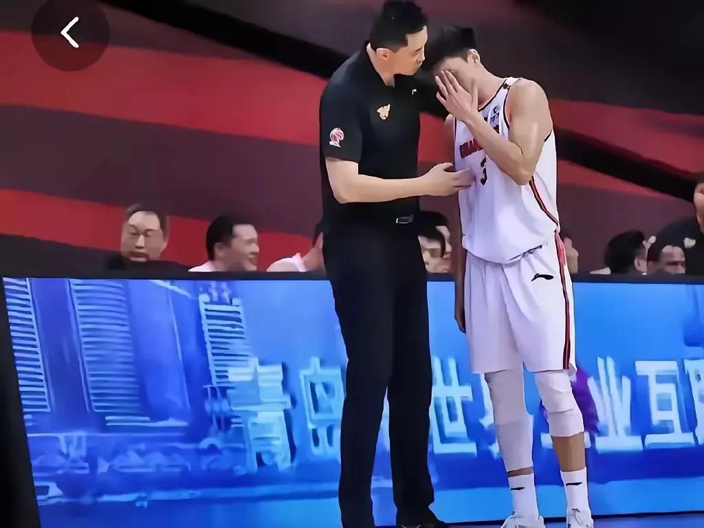 杜峰对胡明轩而言，就是一个矛盾体。                       