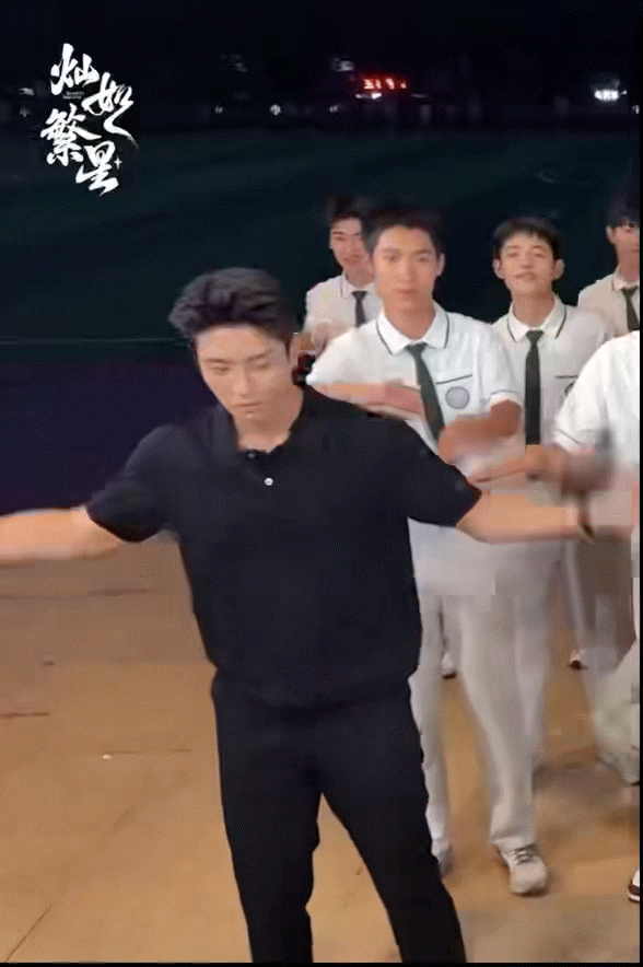 陈靖可我努力配合但我真的不熟陈靖可四肢各跳各的热闹现场衬得陈靖可格外拘谨，不熟悉