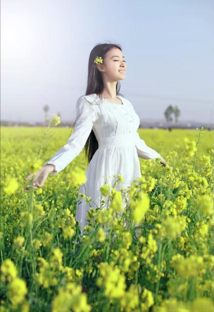 早期的王楚然，带着一份自然的清新与纯真，宛如邻家女孩般，给人留下质朴又美好的印象