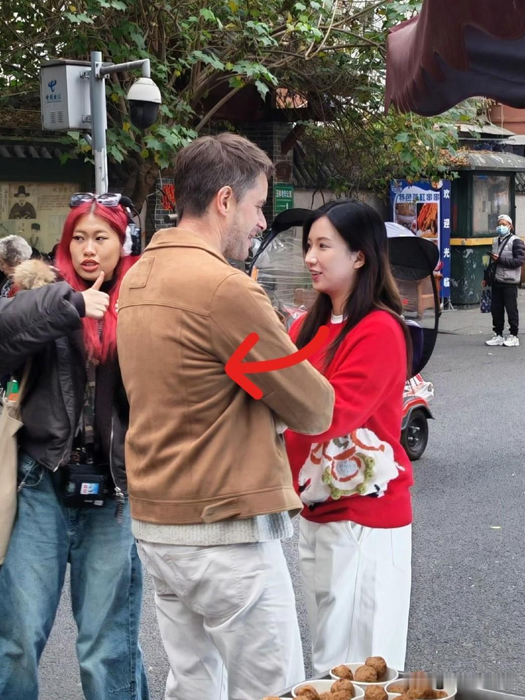 今天最无语的就是这位外国艺人吧
现在录制综艺都要用替身了，他先是跟着替身走几遍拍