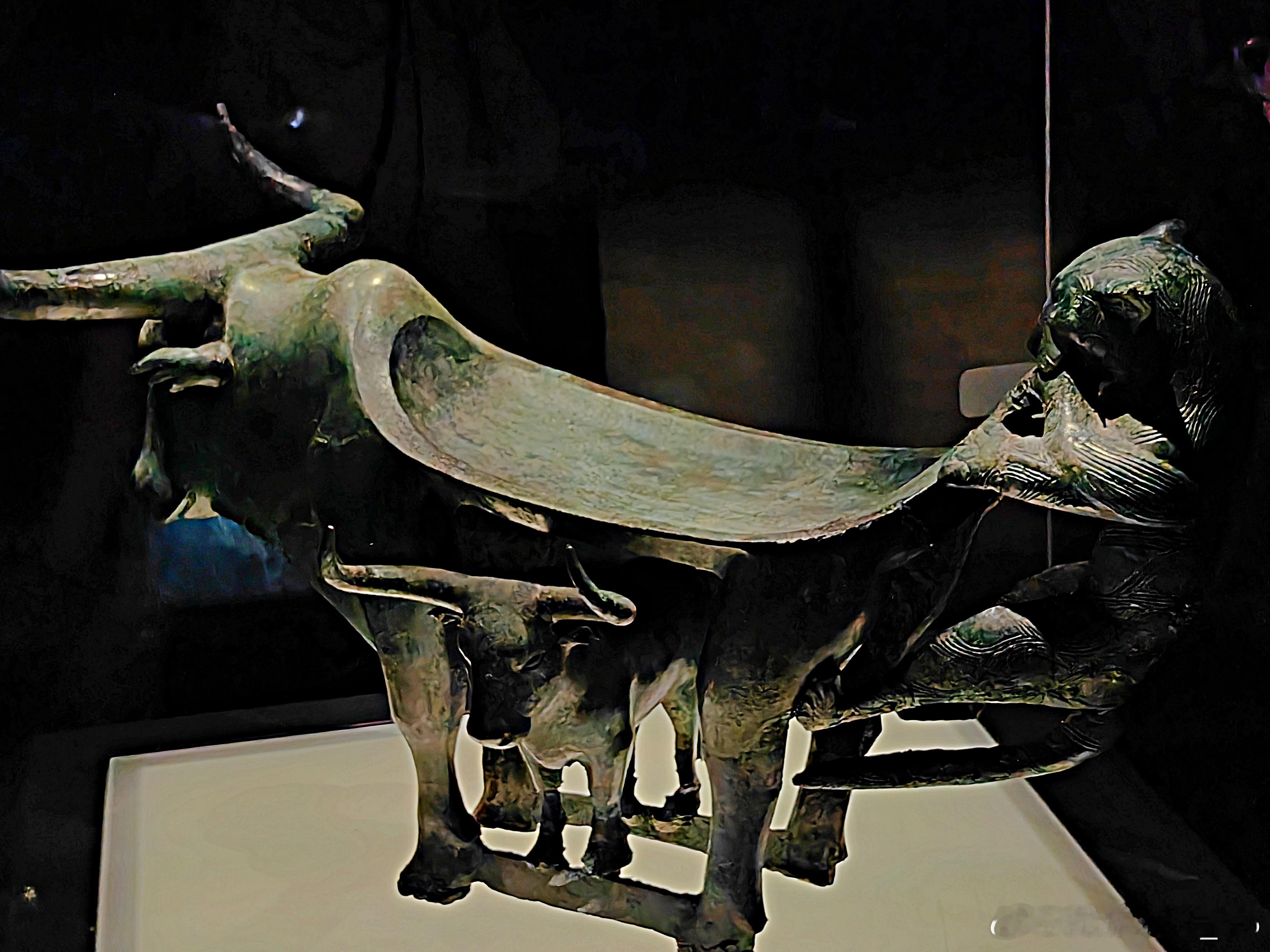 牛虎铜案 战国  （公元前475-前221年）云南省博物馆藏 1972年出土于云