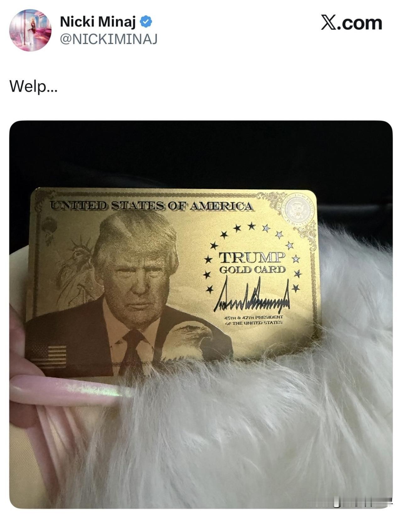 Nicki Minaj 秀她的川普金卡💰
這是川普政府推出的快速移民政策之一