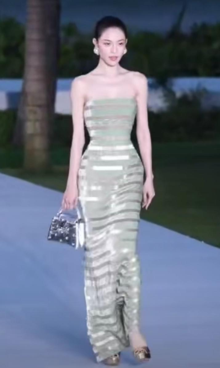 距离抢c位还没有一周的时间，钟楚曦又参加大型的时尚活动了。
目前看来这一次没有特