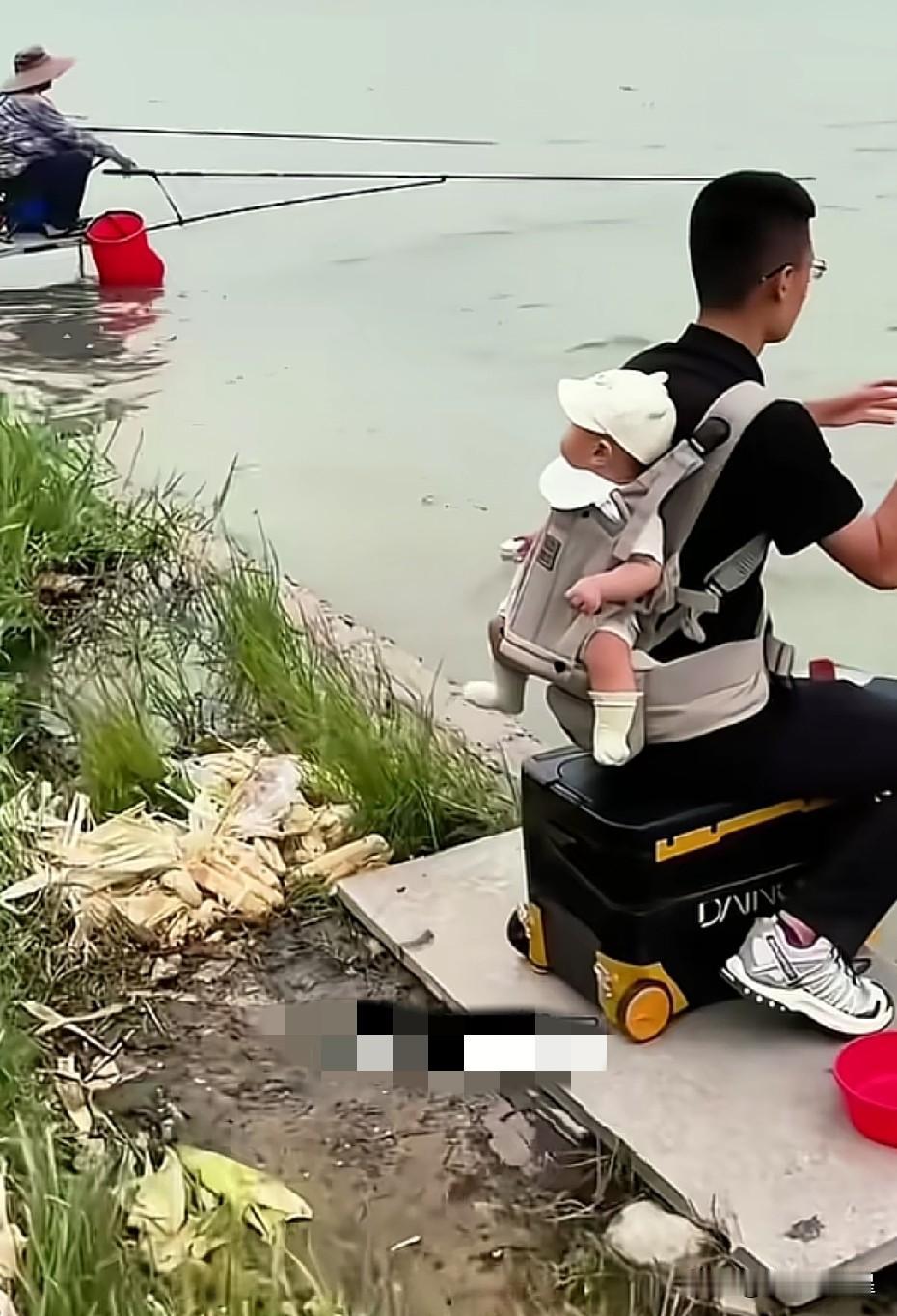 钓鱼还背着幼小的孩子，是不是因为钓鱼，妻子与之吵架后把孩子留给他回娘家了？