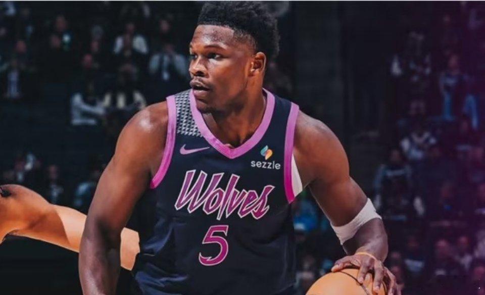 NBA常规赛，森林狼主场以122比111力克独行侠。在末节一度被追成103比10