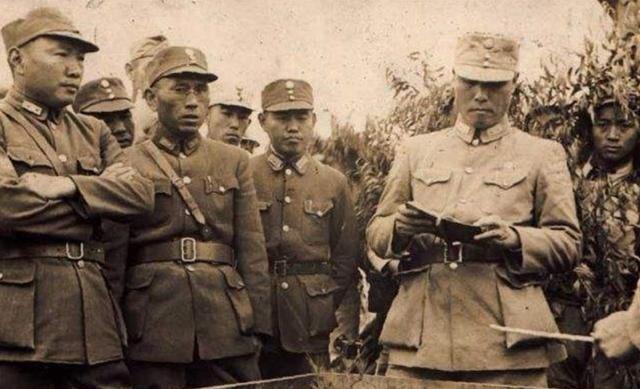 1959年，国军中将刘嘉树半夜去上厕所，却发现身后有一个白衣女子，这一幕吓得他近