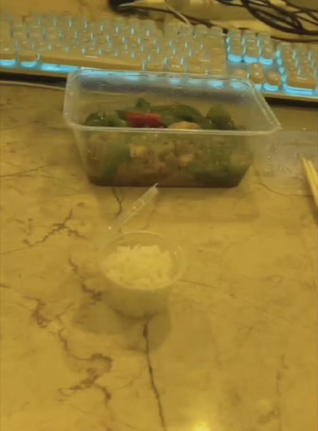 点外卖备注只要一点点饭时起码给个一拳呢哈哈哈哈哈 