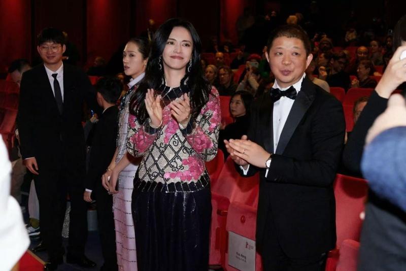 姚晨曹郁官宣离婚姚晨与曹郁官宣和平离婚，两人多年前便已平静分开，因孩子年幼选择暂