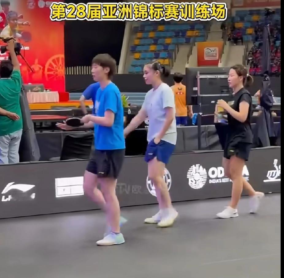 💥第28届亚洲乒乓球锦标赛训练场花絮来啦！
 
看咱们王曼昱 训练完拿着球拍往