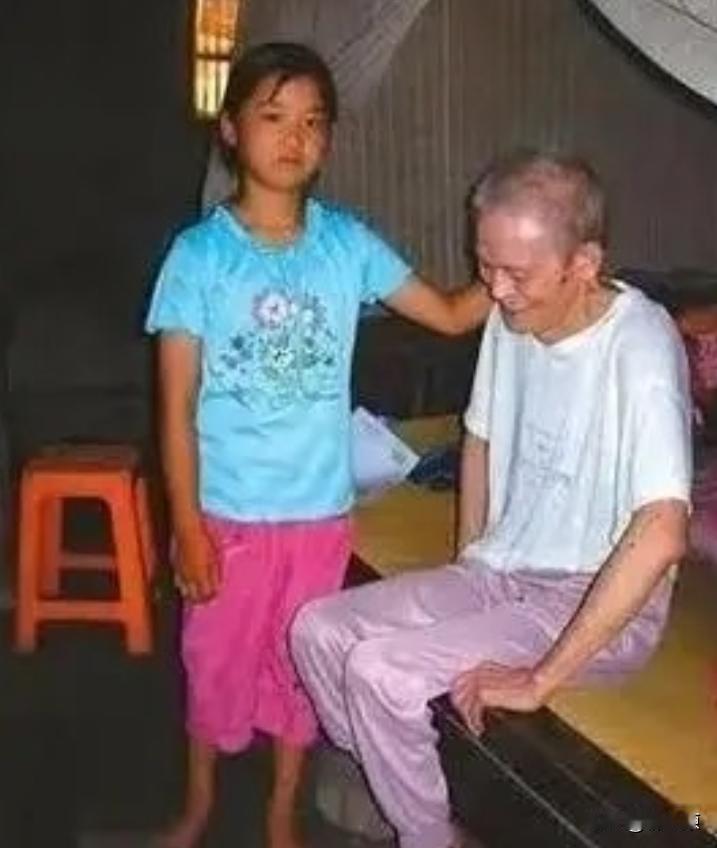 [微笑]1993年，新婚丈夫把瘫痪的新娘抱到床上，妻子自责道：“我这样让你委屈了
