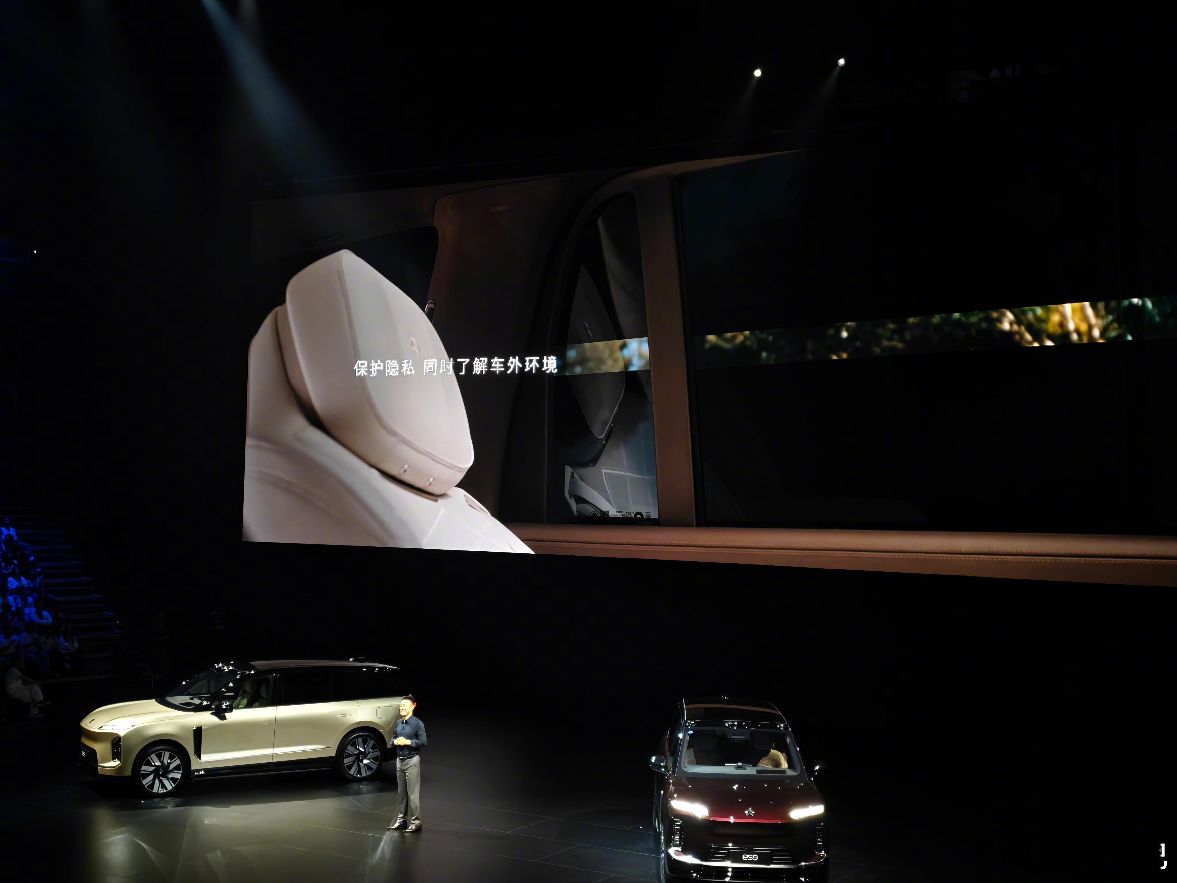 一键隐私，衣帽间，保险箱，鞋盒，茶台……感觉买这车不是给行驶证，得给红本了蔚来E