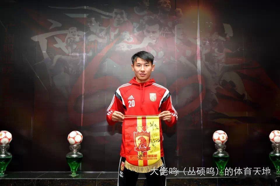 于汉超退役当终场哨在岁月深处响起，才惊觉有些奔跑终究要停在记忆的草坪上。于汉超，