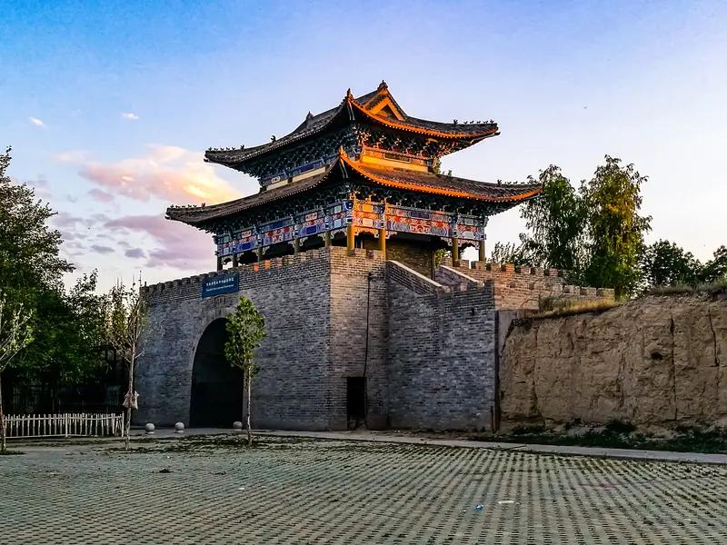 达坂城位于新疆乌鲁木齐南郊，是首府的东大门，亦是丝绸之路上的重要驿站。“达坂”在