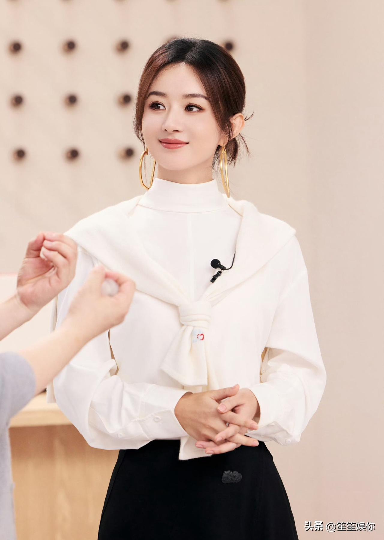 我记得以前有个记者提及90花时，赵丽颖直言自己是87年，不属于90花，坦荡得让人