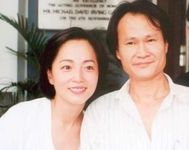 1996年，“石榴姐”苑琼丹向林正英求了三次婚，林正英却拒绝了她三次。一年以后，