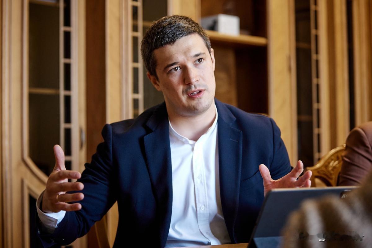 乌克兰手握战场数据王牌，将向英美两国提供战场数据以构筑人工智能系统
洲哥讲时事 