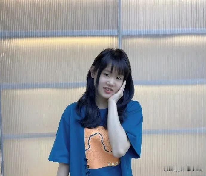 张家齐，曾经乖巧可爱的女孩，真的长大了，女大十八变，现在成为了一个漂亮的女孩，以