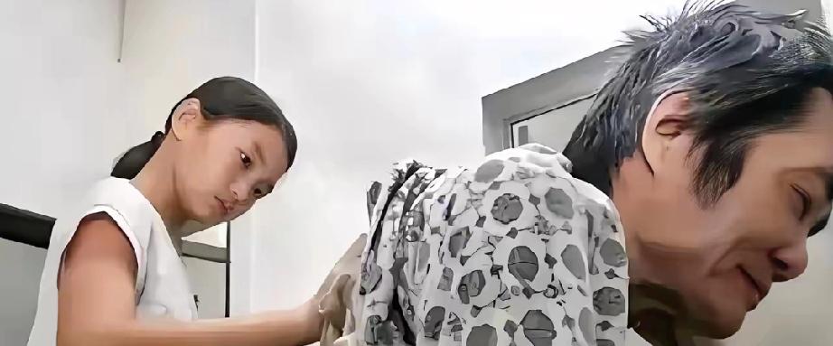 泪目！广东一男子郑兴尚在医院陪护流产的妻子，谁知在病房外抽烟时，竟意外发现一名女
