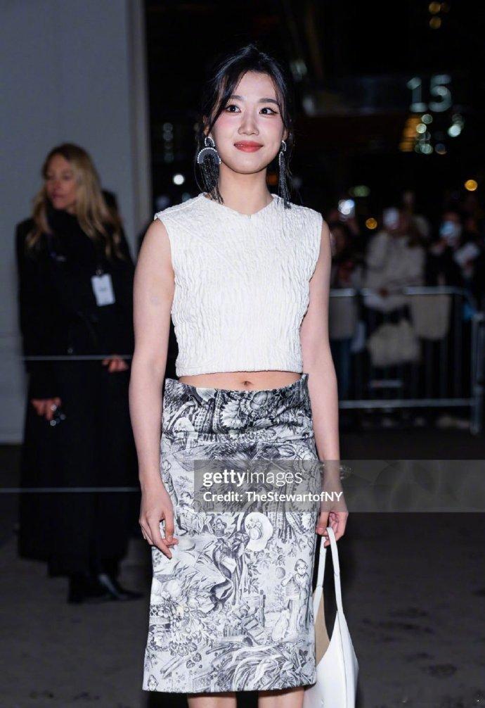 卢昱晓G社生图 卢昱晓在纽约时装周的生图，简直是视觉盛宴，每一张都彰显着她独特的