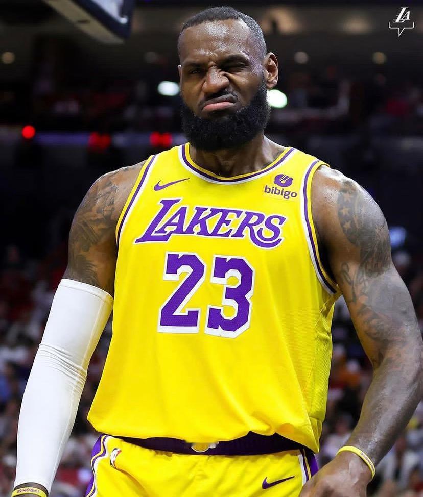 詹姆斯至今都被联盟哄抢！名记：骑士和勇士等球队渴望得到他！
11月9日。著名记者