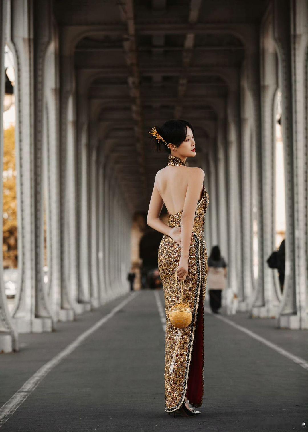 #蓝盈莹巴黎时装周出图#蓝盈莹巴黎时装周造型百变，美女果然不负众望！从芭比风到富